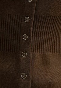 Cardigan lavorato a maglia marrone con texture a coste verticali, dotato di bottoni in tonalità argento lungo la parte anteriore e un tessuto morbido e caldo.