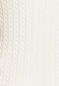 Kabelgebreide sweater in crème, met getextureerde verticale ribbels en een gezellige gebreide patroon, die subtiele variaties in dikte en diepte laat zien.