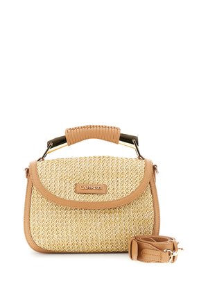 Borsa intrecciata beige con rifiniture in pelle color cuoio, manico curvo avvolto in pelle e tracolla staccabile arrotolata accanto.