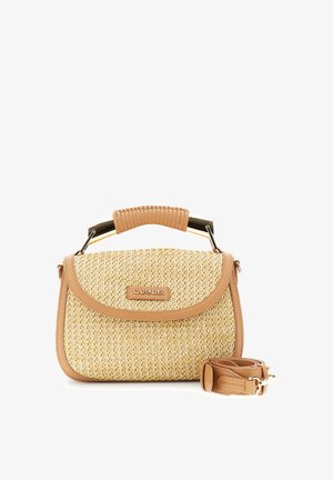 Bolso tejido beige con ribete de cuero marrón claro, asa curva envuelta en cuero y correa desmontable enrollada junto a él.