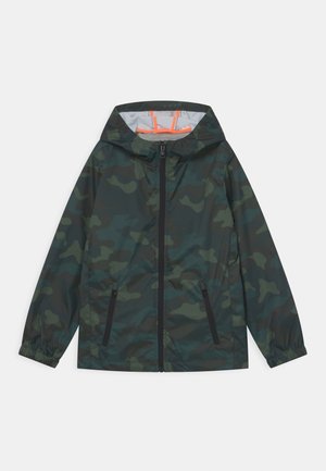 Donkergroene camouflagevest met capuchon, voorzien van een rits aan de voorkant en twee met rits afsluitbare zijzakken, elastische manchetten en oranje accenten aan de binnenkant van de capuchon.