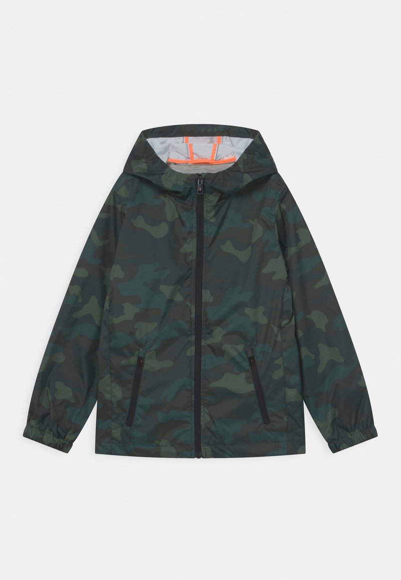 Giacca con cappuccio in mimetico verde scuro con zip frontale e due tasche laterali con zip, polsini elastici e dettagli arancioni all'interno del cappuccio.