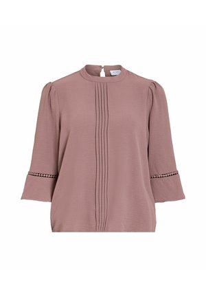 Vijoličasta bluza z gubami na sprednji strani, rokavi do komolca z čipkastim robom in majhnim gumbom na hrbtnem izrezu ovratnika.