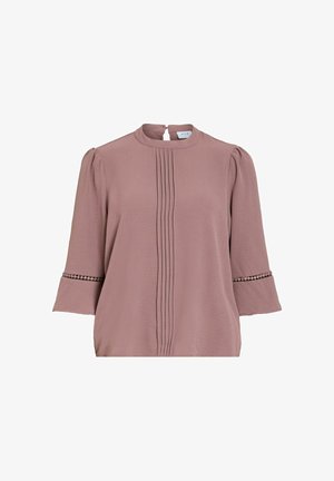 Lillat värvi pluus esipaneelil pressitud detailidega, küünarvarrukad pitsäärega ja väike nööp kaeluse tagaosas.