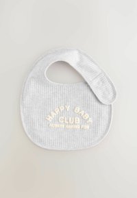 Bavoir pour bébé gris à nervures de forme arrondie, avec un texte brodé "CLUB DES BÉBÉS HEUREUX S'AMUSE TOUJOURS" en couleur crème. Deux fermetures à pression.