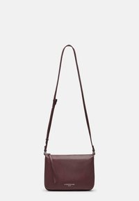 Ciemnobordowa skórzana torba na ramię z regulowanym paskiem, zamkiem błyskawicznym oraz małym logo z przodu z napisem "LIEBESKIND BERLIN".