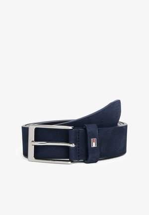 Granatowy skórzany pasek o gładkiej fakturze, z metalową klamrą w kolorze srebrnym i przeszyciami. Mały detal loga na pętli pasa.