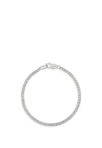 Bracelet en chaîne argentée avec des maillons entrelacés, finition poli et fermoir sécurisé. Design simple sans embellissements supplémentaires.