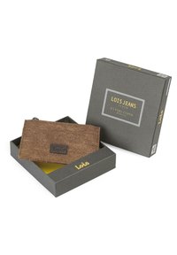 Billetera de tela marrón con una superficie texturizada, con una etiqueta oscura. Presentada en una caja gris con texto dorado y un interior amarillo.