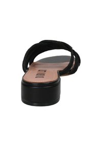 Sandalia plana negra con diseño de tira trenzada, suela plana y plantilla texturizada en negro y beige. Presenta punta cuadrada y tacón bajo.