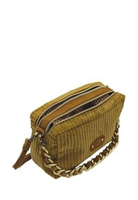 Sac bandoulière en velours côtelé jaune moutarde avec deux compartiments zippés, accents en cuir et une chaîne dorée. Design avec texture côtelée.