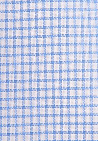 Tkany materiał prezentujący niebiesko-biały wzór w kratę; charakteryzuje się gęstym, fakturowanym splotem z naprzemiennie ułożonymi kolorowymi kwadratami.