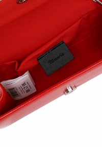 Interior de bolso sintético rojo con una textura suave, que cuenta con una etiqueta de tarjetero negro y un compartimento con cremallera.