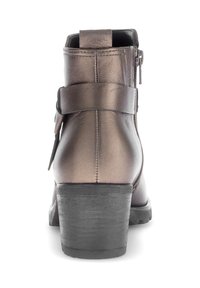 Bronzen leren enkellaars met een chunky zwarte hak, een zijrits en een decoratieve band over de enkel. Textuurafwerking met gestikte details.