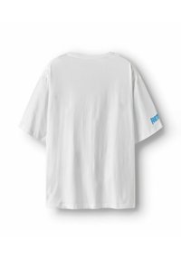 Bijela majica kratkih rukava s okruglim izrezom, prikazana sa stražnje strane, s plavim tekstom "FORTN" djelomično vidljivim na desnom rukavu.