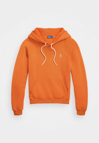 Narančasta dukserica s kengurufom, kapuljačom na vezanje, rebrastim manžetama i rubom, s malim plavim logotipom na prsima. Materijal od mješavine pamuka.