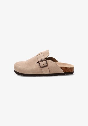 Zueco beige de ante con tira ajustable con hebilla y suela de corcho, mostrado de lado sobre fondo blanco.