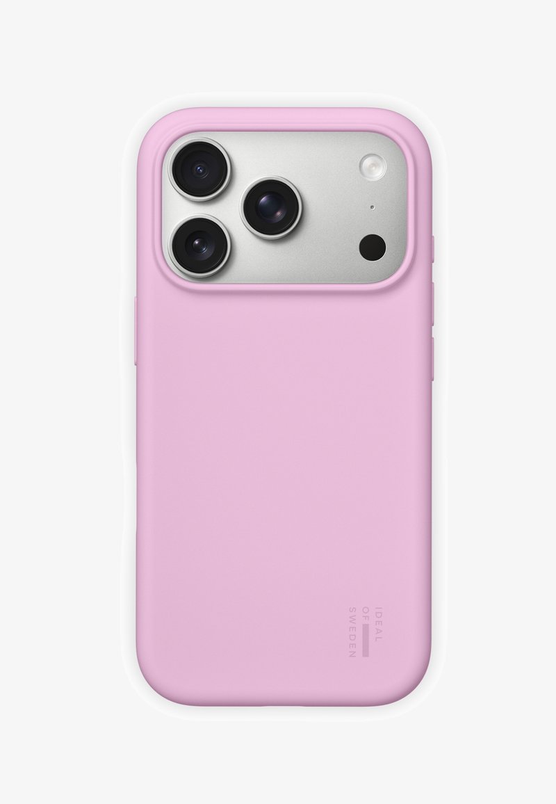 Roze siliconen telefoonhoesje met uitsparingen voor drie cameralenzen, afgerond randontwerp en subtiele branding onderaan.