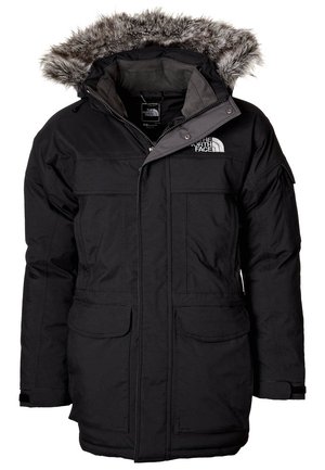 Černá zateplená zimní bunda s kapucí lemovanou kožešinou, několika předními kapsami, zapínáním na zip a knoflíky a logem značky The North Face na hrudi.
