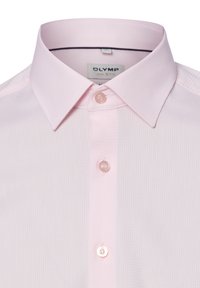 Chemise habillée pour hommes de couleur rose clair avec col pointu, trois boutons sur le devant et tissu texturé, étiquetée "OLYMP Level 5 Five".