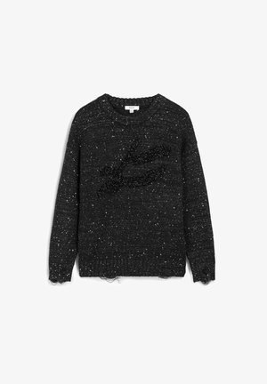 Un pull en tricot noir à la surface texturée, parsemé de paillettes argentées et doté d'un motif logo noir texturé bien en vue.