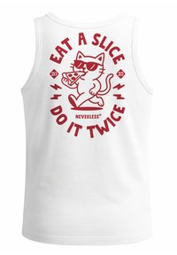 Weißes Tanktop mit einem roten Grafikdesign eines Katers in Sonnenbrille, der ein Pizzastück hält. Der Text lautet: "ESS EIN STÜCK, MACH ES ZWEIMAL," mit Markennamen.