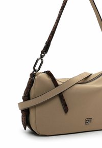 Beež käekott sujuva pinnaga, millel on eemaldatav leopardimustriga rihm ja hõbedane riistvara, kompaktselt ovaalne kuju ning lukuga kinni. 