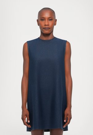 Rochie fără mâneci, de culoare bleumarin, realizată dintr-un material moale, cu decolteu rotund, croială lejeră și două buzunare laterale pentru practicitate.
