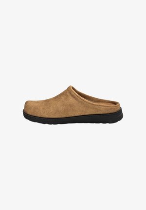 Slip-on kloof in tan nepleer met een ronde neus, zwarte rubberen zool en een zachte textuur. Geen zichtbare patronen of hardware details.