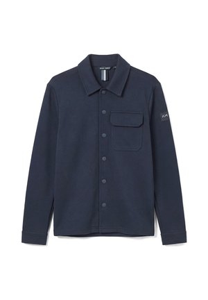 Chaqueta camisa azul marino de manga larga con botones a presión, un bolsillo en el pecho con solapa, cuello y parche con logo en la parte superior de la manga izquierda.