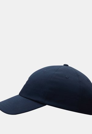Kék pamut baseballsapka ívelt szélekkel, hat szellőzőlyukkal és hátul állítható textilpánttal.