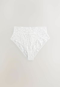 Witte kanten slips met bloemenpatronen, geschulpte randen en een gladde textuur. Het ontwerp is vrouwelijk met een klassieke slipvorm.