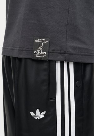 Adidas Originals T Shirts Men's Graphite Black Crew Neck Moderate — foto 5