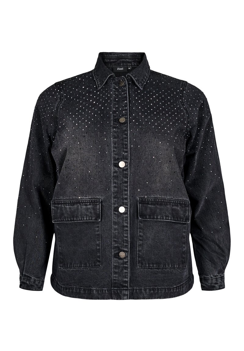 Črna jeans jakna s srebrnimi zakovicami, z gumbnim zapiranjem, dvema sprednjima žepoma in ovratnikom. Dolgi rokavi s manšetami, strukturiran dizajn.