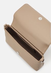 Calvin Klein MUST SHOULDER BAG - Ručna torba - chanterelle