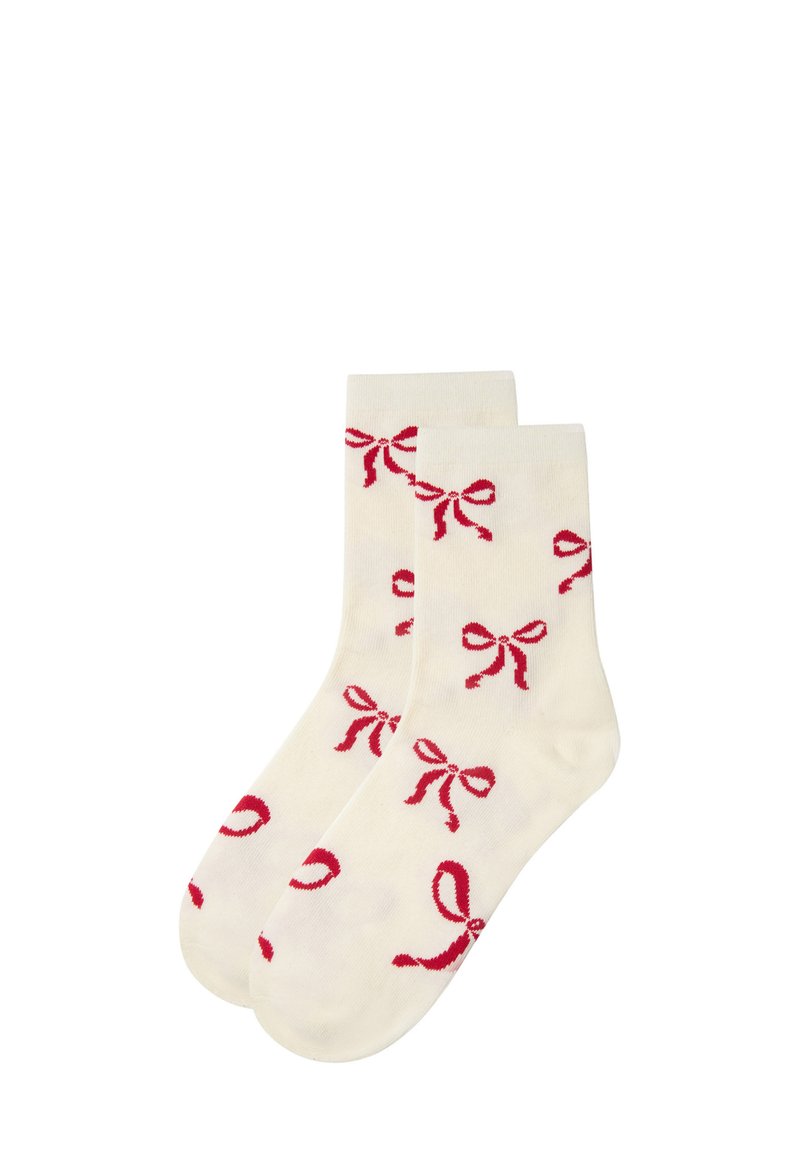 Hvide ankelstrømper med røde sløjfemønstre, blød tekstur og ribbede toppe. Har flere små sløjfer jævnt fordelt over overfladen.