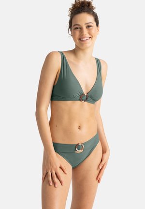 Grön bikinitopp med texturerat tyg, v-ringad bralette med en cirkulär metalldetalj, samt matchande underdelar med en liknande detalj.