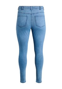 Šviesiai mėlynos džinsinės skinny tipo kelnės su aukštu liemeniu, turinčios dvi užpakalines kišenes ir lygią, šiek tiek tekstūruotą apdailą.