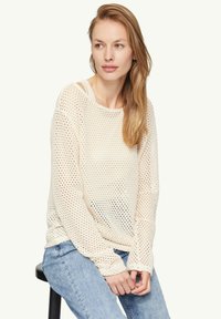 Lichtgewicht, crèmekleurig gebreid sweater met een losse pasvorm, met een gestructureerde, open weving. Lange mouwen en een ronde halslijn.