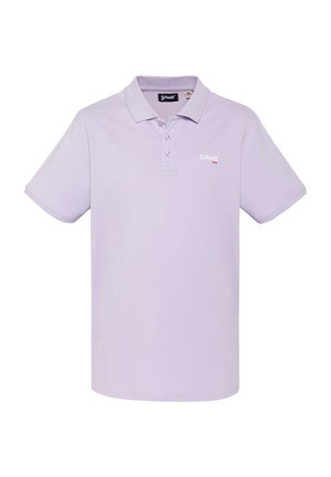 Lavendelfarbenes Poloshirt mit kurzen Ärmeln, Kragen, drei Knöpfen und kleinem weiß-rotem „Schott NYC“-Logo auf der linken Brust.