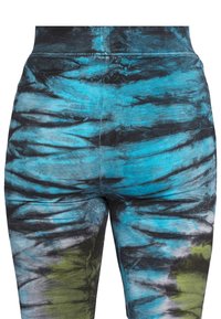 Leggings s batik uzorkom u plavoj, crnoj i zelenoj boji, izrađeni od mekog materijala s visokim strukom i teksturiranom završnom obradom.