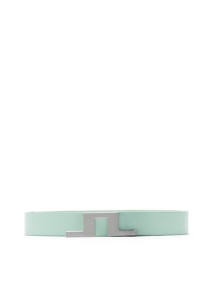 Lichtgroene leren riem met een zilverkleurige rechthoekige gesp met een geometrisch uitgesneden ontwerp, plat gelegd op een witte achtergrond.