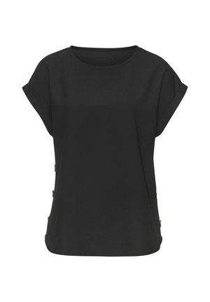 Schwarze kurzärmelige Bluse mit aufgerollten Bündchen und jeweils zwei seitlichen Knöpfen, auf weißem Hintergrund dargestellt.