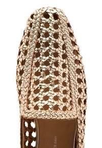 Zapato de metal dorado tejido con un diseño abierto, punta cuadrada y un forro interior suave. Presenta un intrincado patrón trenzado en toda su superficie.