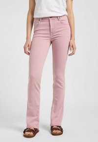 Roze denim flared jeans met een aansluitende taille, voorzakken en subtiele stiksels. Draag met bruine sandalen met een decoratieve strap.