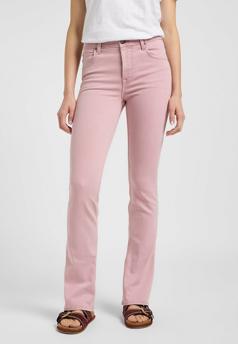 Roze denim flared jeans met een aansluitende taille, voorzakken en subtiele stiksels. Draag met bruine sandalen met een decoratieve strap.