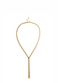 Collar de malla dorada con diseño en forma de V y detalle de borla larga; textura suave y cierre ajustable con cadena.