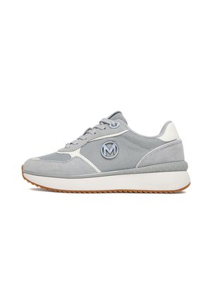 Szaro-białe niskie sneakersy z detalami z siateczki i zamszu, białą podeszwą środkową, brązową podeszwą zewnętrzną, sznurowadłami i okrągłym logo z boku.