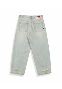 Jeans in denim blu chiaro sbiadito con una vestibilità rilassata, dotati di dettagli ricamati sulle tasche posteriori e accenti usurati sui bordi.
