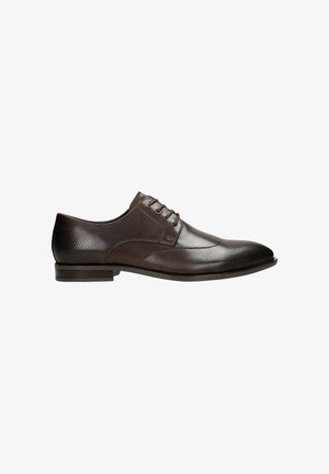 Chaussure habillée pour hommes en cuir marron foncé avec fermeture à lacets, bout pointu et détails texturés sur le bout et le talon.